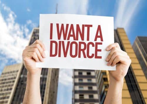 Sign that reads I want a divorce: concept for how to tell your spouse you want a divorce.