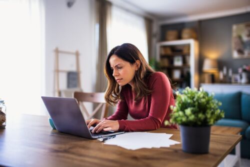 Adult female looking over the deadlines in her Minnesota Divorce Agreement on an online calendar.